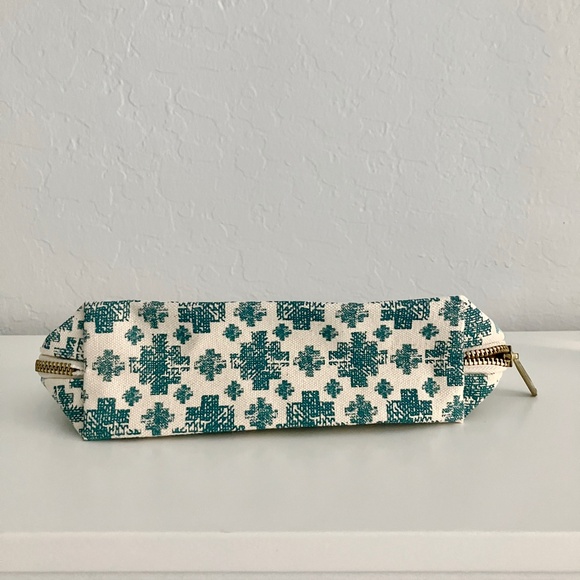 NWOT Clarins Feed 10 Canvas Makeup Cosmetics Bag Pouch Blue and Cream - Picture 3 of 7